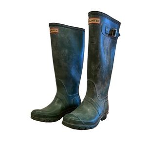 Hunter: Women’s Tall Rain Boots in Hunter Green